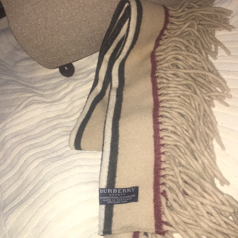 💯% authentic Burberry fringed neck scarf🧣